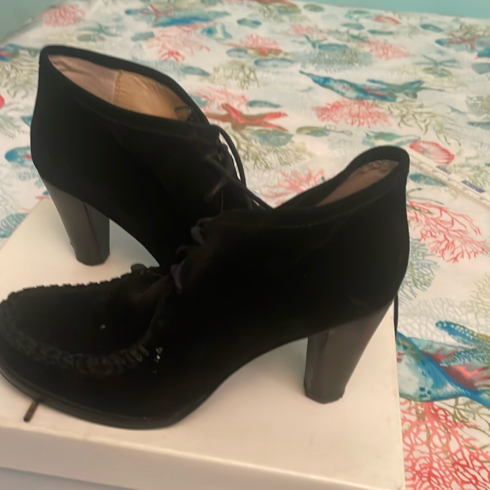 Isaac Mizrahi suede shoeties black size 6M
